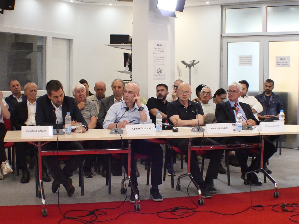 Informativno-politički portali „Sve o Srpskoj“ i „Fakti“, uz podršku Predstavništva Republike Srpske u Srbiji, u Pres centru Udruženja novinara Srbije organizovali su tematsku tribinu pod nazivom „Srebrenica protiv genocida – tri decenije manipulacije“