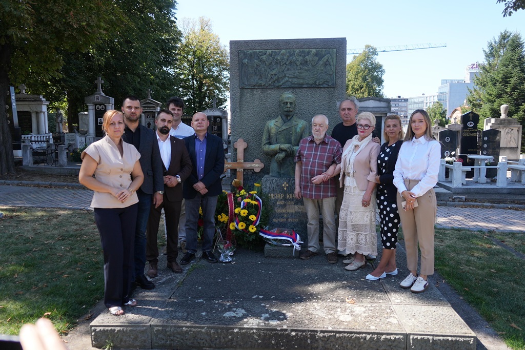 Полагање цвијећа на гробу Петра Кочића