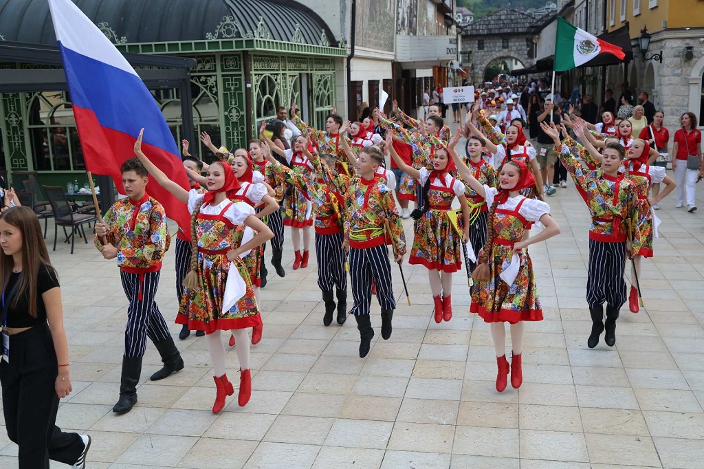 Defile učesnika 17. Međunarodnog dječijeg festivala folklora „Licidersko srce 2025“