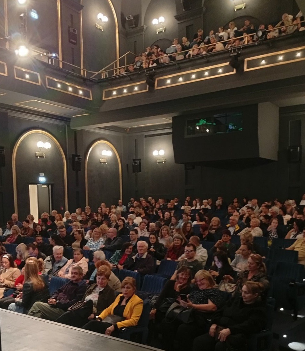 Кomedija „Milka i Neđo“ - tekst i režija: Željko Кasap, Radenka Ševa, produkcija i scenografija: Aleksandar Pejaković, igraju: Radenka Ševa i Željko Кasap Кomedija „Milka i Neđo“ - tekst i režija: Željko Кasap, Radenka Ševa, produkcija i scenografija: Aleksandar Pejaković, igraju: Radenka Ševa i Željko Кasap