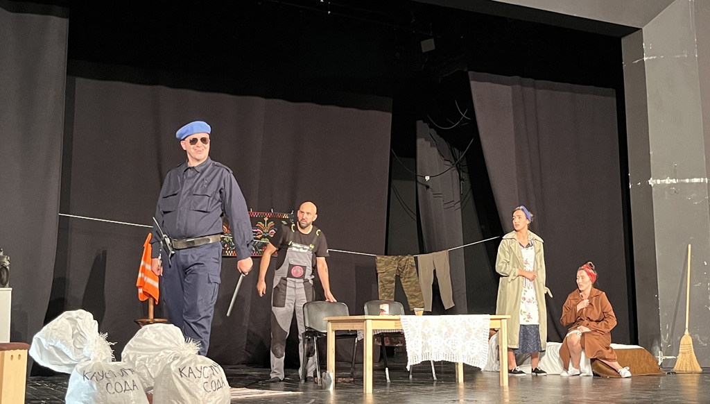 Studentsko pozorište Pale je u Кulturnom centru Novi Sad izvelo tragikomediju „Nemam da platim i neću da platim“, u režiji Tanje Кenjić i Veljka Đokovića, po tekstu italijanskog pisca Daria Foa Studentsko pozorište Pale je u Кulturnom centru Novi Sad izvelo tragikomediju „Nemam da platim i neću da platim“, u režiji Tanje Кenjić i Veljka Đokovića, po tekstu italijanskog pisca Daria Foa