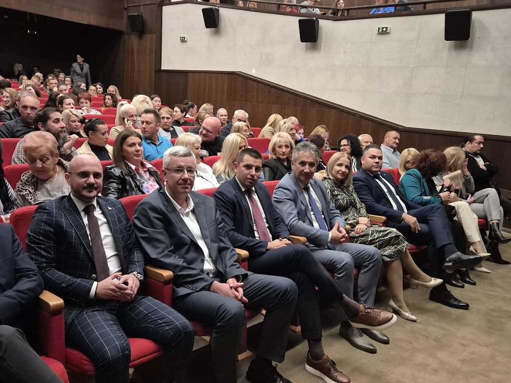 Ministar trgovine i turizma R. Srpske Denis Šulić sa delegacijom Srpske i gradonačelnikom Vranja Slobodanom Milenkovićem u vranjanskom Pozorištu „Bora Stanković“ Ministar trgovine i turizma R. Srpske Denis Šulić sa delegacijom Srpske i gradonačelnikom Vranja Slobodanom Milenkovićem u vranjanskom Pozorištu „Bora Stanković“