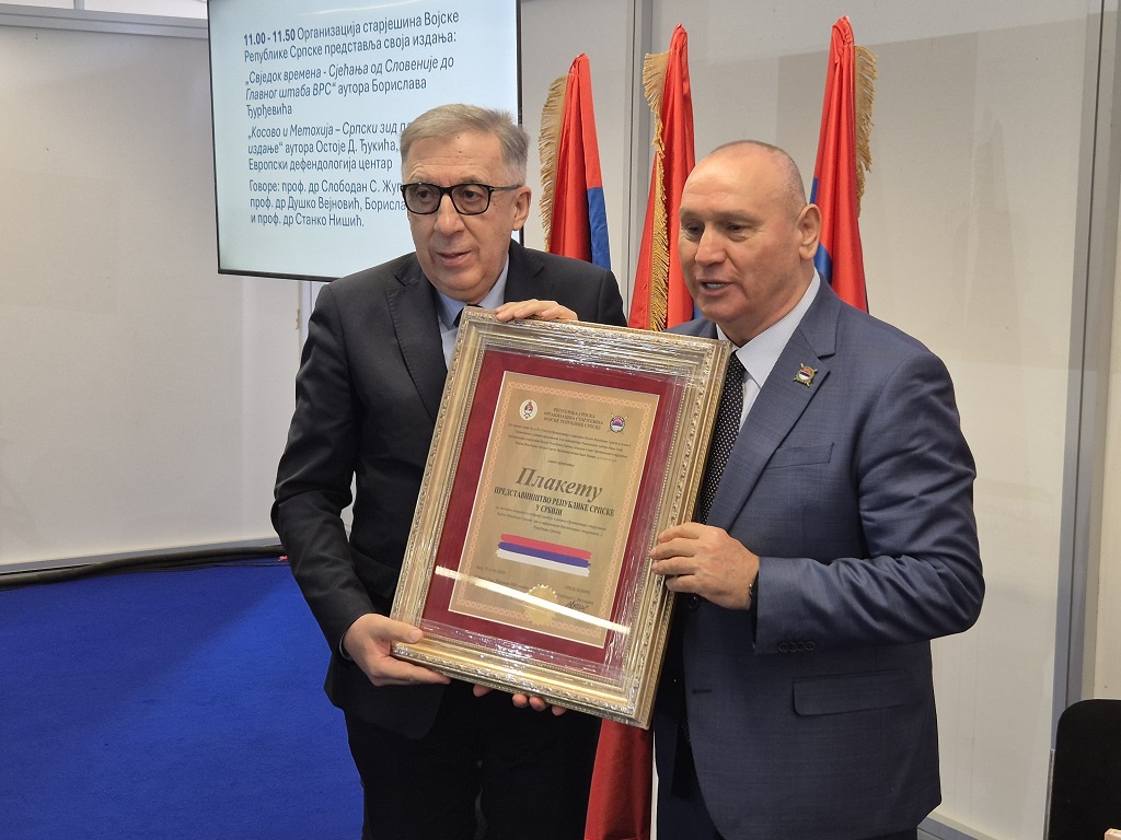 Млађен Цицовић, шеф Представништва Р. Српске у Србији примио Плакету од старјешина Војске Р. Српске Млађен Цицовић, шеф Представништва Р. Српске у Србији примио Плакету од старјешина Војске Р. Српске