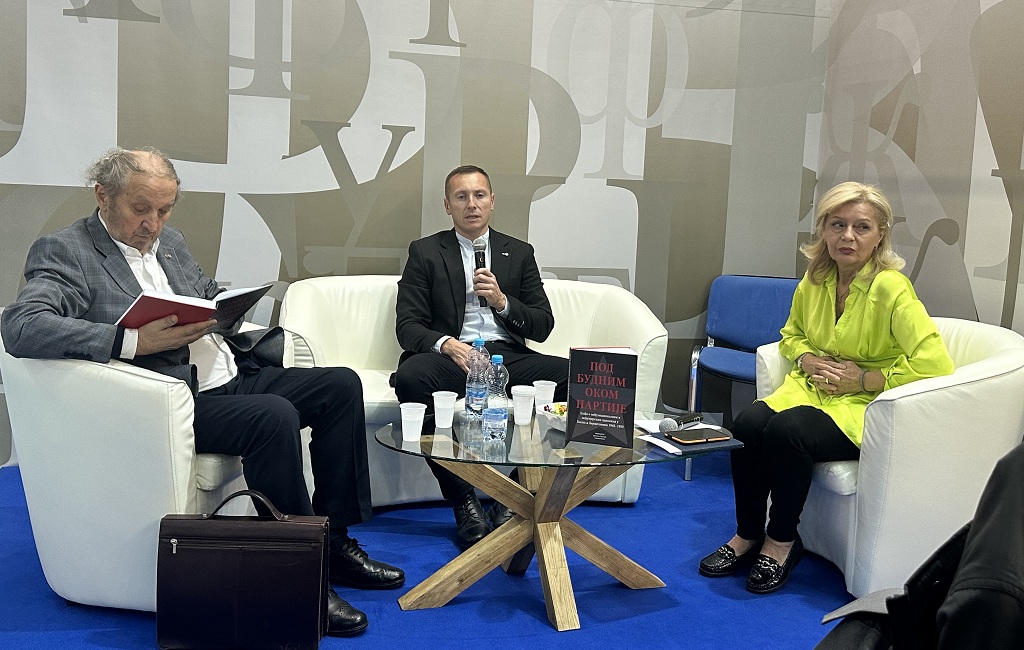 Филозофски факултет Универзитета у И. Сарајеву, Архив Р. Српске и Удружење архивских радника РС представљају издање „Под будним оком партије: Грађа о међунационалним и међувјерским односима у Босни и Херцеговини 1945- 1959“, приређивачи су Драженко Ђуровић и Славиша Вулић, говоре: Драженко Ђуровић и академик Срето Танасић Филозофски факултет Универзитета у И. Сарајеву, Архив Р. Српске и Удружење архивских радника РС представљају издање „Под будним оком партије: Грађа о међунационалним и међувјерским односима у Босни и Херцеговини 1945- 1959“, приређивачи су Драженко Ђуровић и Славиша Вулић, говоре: Драженко Ђуровић и академик Срето Танасић