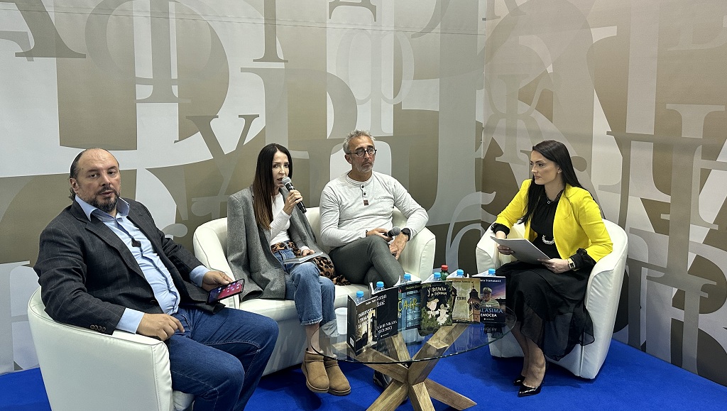 ЈУ Народна библиотека и музејска збирка Зворник представљају издања: „Дан који никада неће доћи“ аутора Николе Госића, „Трагач за срећом“ аутора Жељка Пајића, „Теби“ аутора Миленка Пајића, „Нешто налик наду“ аутора Иване Поповић, „У сенци осушане молитве“ аутора Саше Миловановића, говоре: Нега Стојановић и Карло Астрахан, цитате чита Зоран Ћосић, глумац ЈУ Народна библиотека и музејска збирка Зворник представљају издања: „Дан који никада неће доћи“ аутора Николе Госића, „Трагач за срећом“ аутора Жељка Пајића, „Теби“ аутора Миленка Пајића, „Нешто налик наду“ аутора Иване Поповић, „У сенци осушане молитве“ аутора Саше Миловановића, говоре: Нега Стојановић и Карло Астрахан, цитате чита Зоран Ћосић, глумац