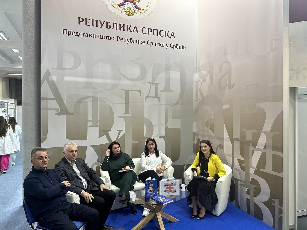 Народна библиотека Добој представља издања: монографије „100 година школе у Какмужу“, говоре: Зоран Васић, Љерка Вукчевић и Лидија Жарић директор Народне библиотеке Добој Народна библиотека Добој представља издања: монографије „100 година школе у Какмужу“, говоре: Зоран Васић, Љерка Вукчевић и Лидија Жарић директор Народне библиотеке Добој