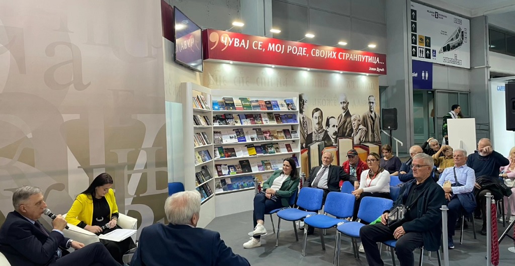 На штанду Представништва Р. Српске на промоцији „Пале у одбрамбено отаџбинском рату“ аутора Милете Форцана На штанду Представништва Р. Српске на промоцији „Пале у одбрамбено отаџбинском рату“ аутора Милете Форцана