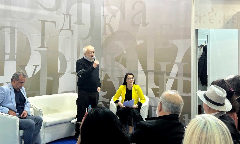 Књижевник Душко М. Петровић на репрезентативном штанду Републике Српске Књижевник Душко М. Петровић на репрезентативном штанду Републике Српске