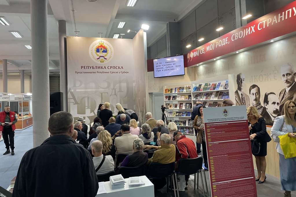 На штанду Представништва Р. Српске у Србији пред почетак традиционалне Књижевне вечери На штанду Представништва Р. Српске у Србији пред почетак традиционалне Књижевне вечери