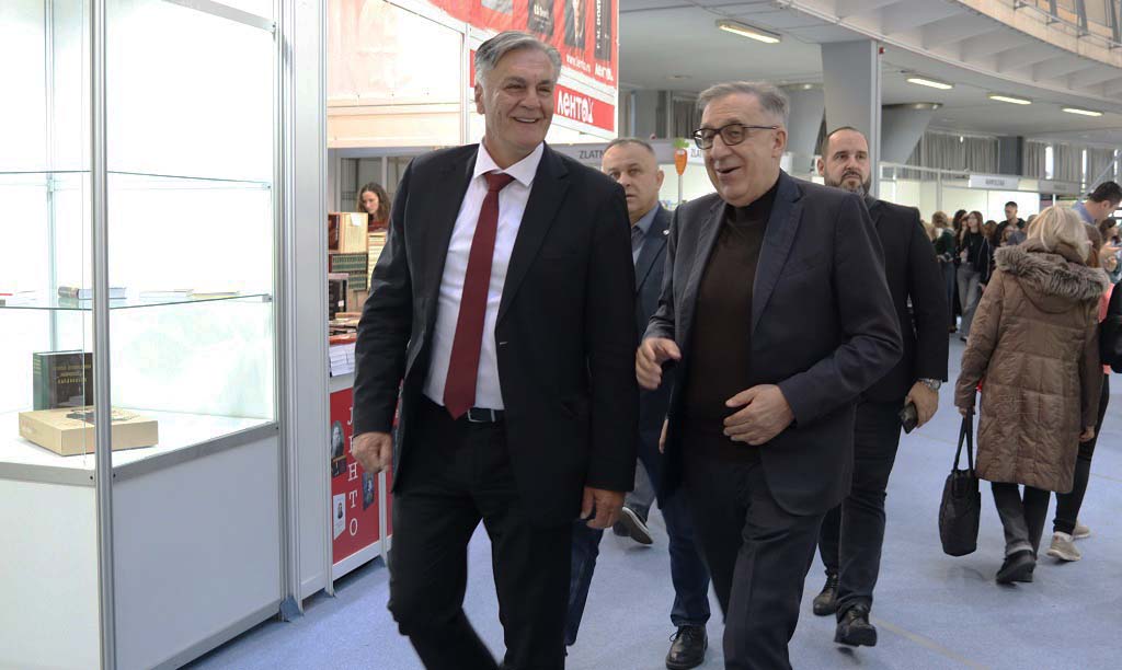 Siniša Кaran, ministar za naučnotehnološki razvoj i visoko obrazovanje R. Srpske sa Mlađenom Cicovićem, šefom Predstavništva R. Srpske u Srbiji posjetio je Međunarodni sajmam knjiga u Beogradu