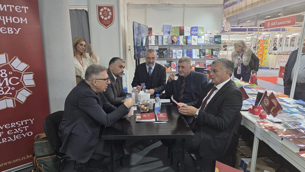 Синиша Каран, министар за научнотехнолошки развој и високо образовање Р. Српске на штанду Универзитета у Источном Сарајеву Синиша Каран, министар за научнотехнолошки развој и високо образовање Р. Српске на штанду Универзитета у Источном Сарајеву