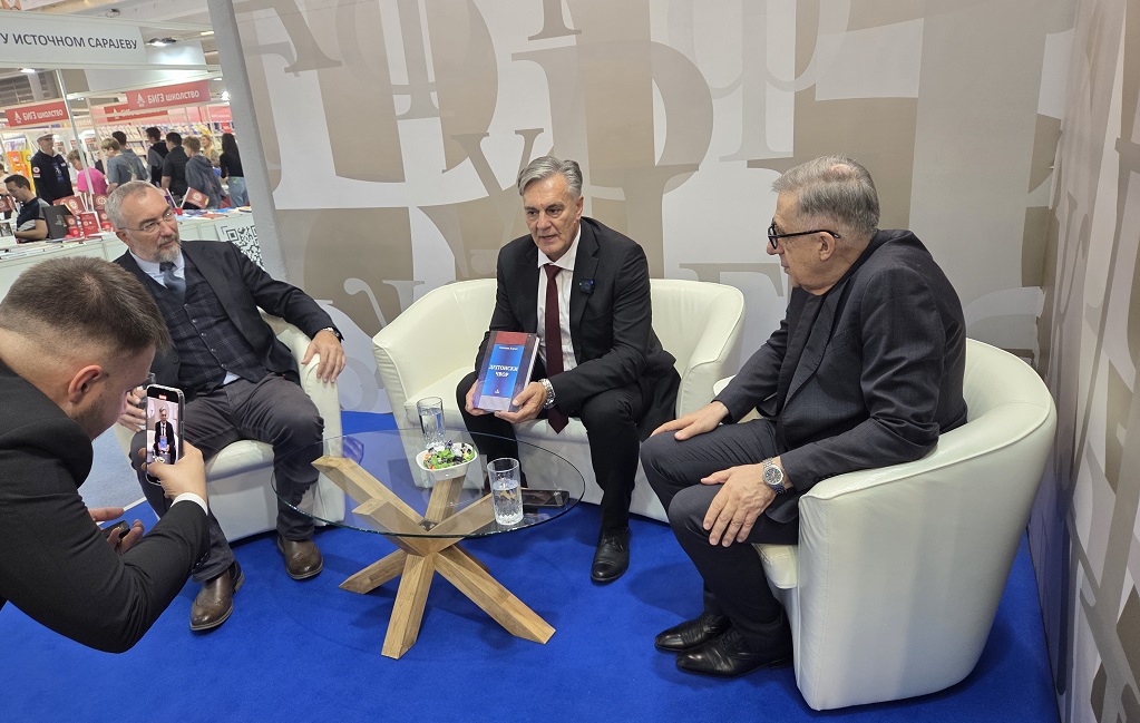 Синиша Каран, министар за научнотехнолошки развој и високо образовање Р. Српске, Душан Павловић, директор Центра за друштвено-политичка истраживања Р. Српске са Млађеном Цицовићем, шефом Представништва Р. Српске у Србији на штанду Р. Српске Синиша Каран, министар за научнотехнолошки развој и високо образовање Р. Српске, Душан Павловић, директор Центра за друштвено-политичка истраживања Р. Српске са Млађеном Цицовићем, шефом Представништва Р. Српске у Србији на штанду Р. Српске