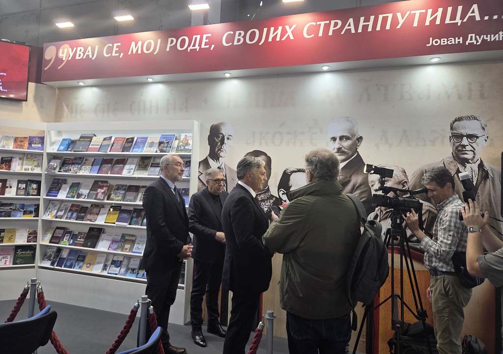 Синиша Каран, министар за научнотехнолошки развој и високо образовање Р. Српске на штанду Р. Српске Синиша Каран, министар за научнотехнолошки развој и високо образовање Р. Српске на штанду Р. Српске