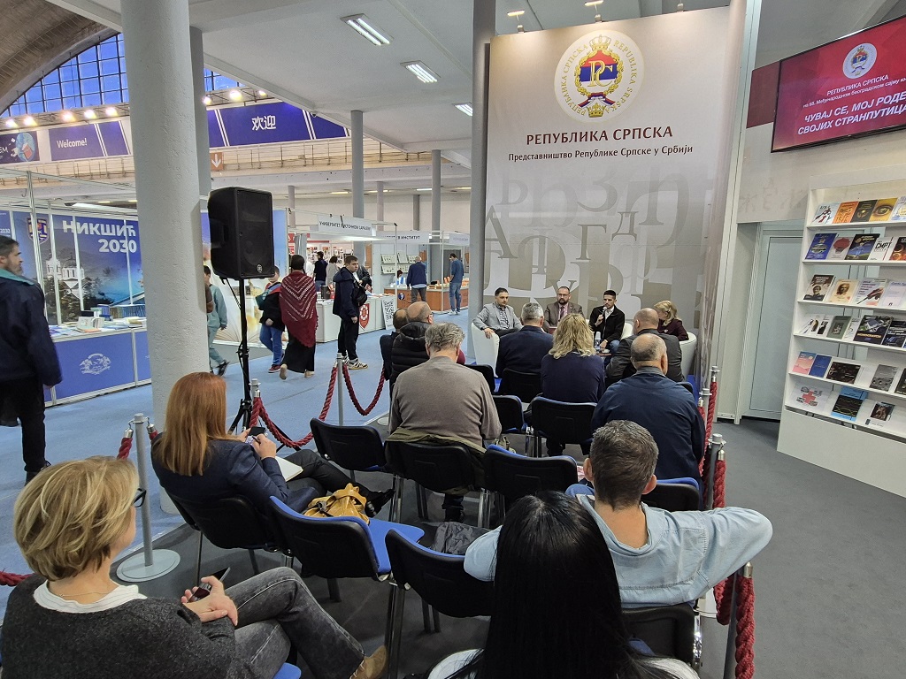 На штанду Р. Српске на промоцији издања Републичког центра за истраживање рата, ратних злочина и тражење несталих лица Републике Српске представља На штанду Р. Српске на промоцији издања Републичког центра за истраживање рата, ратних злочина и тражење несталих лица Републике Српске представља