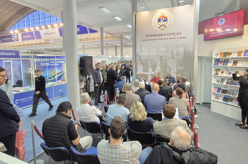 На штанду Р. Српске на промоцији књиге „Памтимо – Геноцид над српским народом у НДХ“ аутора Мире Лолић Мочевић На штанду Р. Српске на промоцији књиге „Памтимо – Геноцид над српским народом у НДХ“ аутора Мире Лолић Мочевић