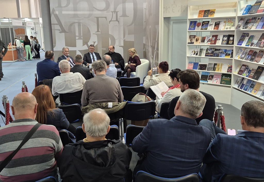 На штанду Р. Српске на промоцији издања „Храна у Херцеговини кроз вијекове“, аутора доц. др Драгана Брења и академика Нова Пржуља На штанду Р. Српске на промоцији издања „Храна у Херцеговини кроз вијекове“, аутора доц. др Драгана Брења и академика Нова Пржуља