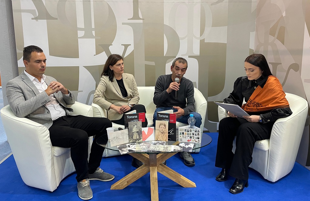 ЈУ Спомен подручје „Доња Градина“ представља брошуру „Фотографије из прошлости“, главног и одговорног уредника Тање Тулековић и часопис „Топола“, посебно издање, главног и одговорног уредника Тање Тулековић, говоре: Тања Тулековић, Дејан Мотл, Мирко Димић ЈУ Спомен подручје „Доња Градина“ представља брошуру „Фотографије из прошлости“, главног и одговорног уредника Тање Тулековић и часопис „Топола“, посебно издање, главног и одговорног уредника Тање Тулековић, говоре: Тања Тулековић, Дејан Мотл, Мирко Димић