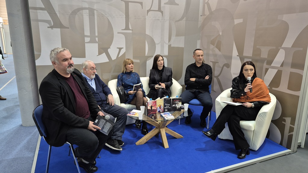 „АСоглас“ Зворник представља своја издања: „Поглед кроз курије очи“ аутора Младена Марковића, „Ожиљци на души’’ аутора Јоване Чебо, „Прољеће кад је умрла Викторија’’ аутора Мирјане Сушић, „Путовање по киши” аутора Михајла Орловића и „Калеидоскоп’’ аутора Оливера Јанковића, о дјелима ће говорити Дејан Спасојевић и аутори „АСоглас“ Зворник представља своја издања: „Поглед кроз курије очи“ аутора Младена Марковића, „Ожиљци на души’’ аутора Јоване Чебо, „Прољеће кад је умрла Викторија’’ аутора Мирјане Сушић, „Путовање по киши” аутора Михајла Орловића и „Калеидоскоп’’ аутора Оливера Јанковића, о дјелима ће говорити Дејан Спасојевић и аутори