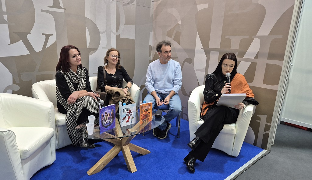 Завод за уџбенике и наставна средства И. Сарајево представља књиге са конкурса „Совица“: „Кока авијатичарка“ аутора Марине Јовановић, „О друговима и вуковима“, аутора Јова Чулића и „Мачке су нешто сасвим друго“, аутора Верице Жугић, а о књигама говоре аутори Марина Јовановић и Верице Жугић и Радисав Милић Завод за уџбенике и наставна средства И. Сарајево представља књиге са конкурса „Совица“: „Кока авијатичарка“ аутора Марине Јовановић, „О друговима и вуковима“, аутора Јова Чулића и „Мачке су нешто сасвим друго“, аутора Верице Жугић, а о књигама говоре аутори Марина Јовановић и Верице Жугић и Радисав Милић