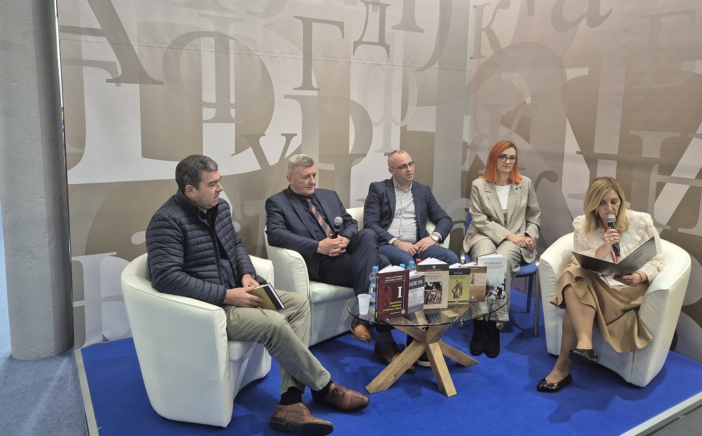 Институт историјских наука Универзитета у Источном Сарајеву представиће своја издања: „Сарајево 1941“ аутора Драге Мастиловића, „ Документи о стварању Републике Српске“ аутора Георгија Вулића, „Попис обвезника џизје у казама Сребреница и Шабац из 1600. године“ аутора Наде Трифковић, „Други свјетски рат у свјетлу историјских чињеница и историјског ревизионизма“, „Рециклажа прошлости: Историја и политика“ аутора Здравка М. Делетића и Владана А. Виријевића; „Фочански срез 1918-1941“ аутора Данка Михајловића, говоре: проф. др Драга Мастиловић, проф. др Владан Виријевић, мср Нада Трифковић, Данко Михајловић и аутор Институт историјских наука Универзитета у Источном Сарајеву представиће своја издања: „Сарајево 1941“ аутора Драге Мастиловића, „ Документи о стварању Републике Српске“ аутора Георгија Вулића, „Попис обвезника џизје у казама Сребреница и Шабац из 1600. године“ аутора Наде Трифковић, „Други свјетски рат у свјетлу историјских чињеница и историјског ревизионизма“, „Рециклажа прошлости: Историја и политика“ аутора Здравка М. Делетића и Владана А. Виријевића; „Фочански срез 1918-1941“ аутора Данка Михајловића, говоре: проф. др Драга Мастиловић, проф. др Владан Виријевић, мср Нада Трифковић, Данко Михајловић и аутор