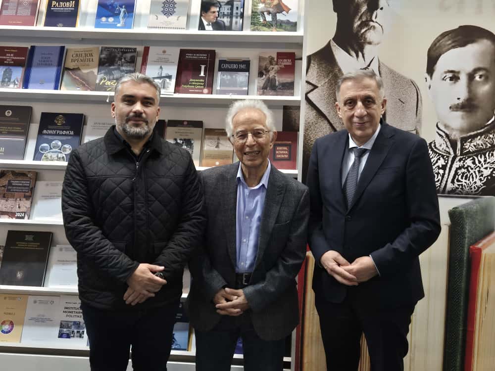 Mlađen Cicović, šef Predstavništva R. Srpske u Srbiji i prof. dr Vladan Bartula, dekan Filozofskog fakulteta u Palama sa Kirjakosom Haralambidisom, književnikom, pjesnikom i akademikom sa Kipra na štandu R. Srpske na sajmu knjiga Mlađen Cicović, šef Predstavništva R. Srpske u Srbiji i prof. dr Vladan Bartula, dekan Filozofskog fakulteta u Palama sa Kirjakosom Haralambidisom, književnikom, pjesnikom i akademikom sa Kipra na štandu R. Srpske na sajmu knjiga