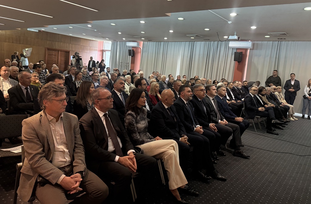 На Београдском сајму књига свечано је отворен 15. репрезентативни наступ Републике Српске, под слоганом „Чувај се, мој роде, својих странпутица“ На Београдском сајму књига свечано је отворен 15. репрезентативни наступ Републике Српске, под слоганом „Чувај се, мој роде, својих странпутица“