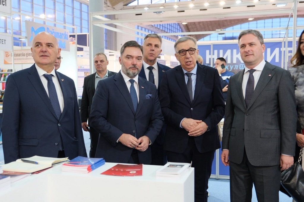Боривоје Голубовић, министар просвјете и културе Р. Српске, Никола Селаковић, министар културе Србије, Сташа Кошарац, министар спољне трговине и економских односа у Савјету министара БиХ са Млађеном Цицовићем, шеф Представништва Републике Српске у Србији у обиласку издавача из Републике Српске на 68. Међународном београдском сајму књига Боривоје Голубовић, министар просвјете и културе Р. Српске, Никола Селаковић, министар културе Србије, Сташа Кошарац, министар спољне трговине и економских односа у Савјету министара БиХ са Млађеном Цицовићем, шеф Представништва Републике Српске у Србији у обиласку издавача из Републике Српске на 68. Међународном београдском сајму књига
