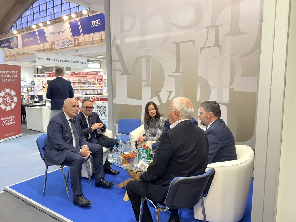 Бранислав Окука, савјетник предсједника Р. Српске, Александр Врањеш, амабсадор БиХ у Београду, Тања Ђаковић, помоћник министра за културу Р. Српске, Боривоје Голубовић, министар просвјете и културе Р. Српске, Сташа Кошарац, министар спољне трговине и економских односа у Савјету министара БиХ и професор Милимир Мучибабић на штанду Републике Српске Бранислав Окука, савјетник предсједника Р. Српске, Александр Врањеш, амабсадор БиХ у Београду, Тања Ђаковић, помоћник министра за културу Р. Српске, Боривоје Голубовић, министар просвјете и културе Р. Српске, Сташа Кошарац, министар спољне трговине и економских односа у Савјету министара БиХ и професор Милимир Мучибабић на штанду Републике Српске