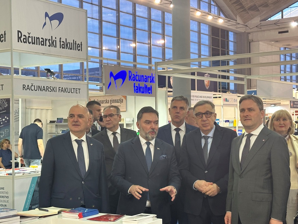 Сташа Кошарац, министар спољне трговине и економских односа у Савјету министара БиХ на 68. Међународном београдском сајму књига Сташа Кошарац, министар спољне трговине и економских односа у Савјету министара БиХ на 68. Међународном београдском сајму књига