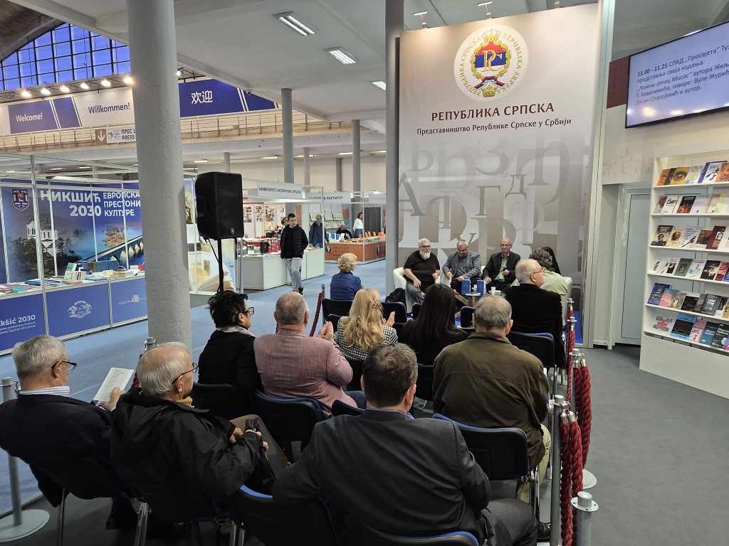 На штанду Представништва Р. Српске, СПКД „Просвјета“ Тузла представља своју књигу „Лажни отац Мисос“ На штанду Представништва Р. Српске, СПКД „Просвјета“ Тузла представља своју књигу „Лажни отац Мисос“