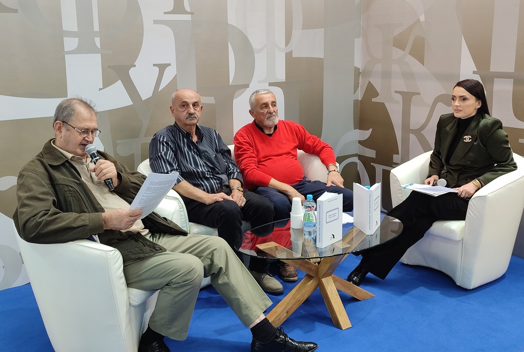 „Финекс” Београд и Народна библиотека Шклопотница, Ријека код Фоче представљају своје издање „Бисери и ђердани Фоче на Дрини“ аутора Миленка Миша Тодовића, говоре: Радиша Благојевић, Душан Миловановић и аутор „Финекс” Београд и Народна библиотека Шклопотница, Ријека код Фоче представљају своје издање „Бисери и ђердани Фоче на Дрини“ аутора Миленка Миша Тодовића, говоре: Радиша Благојевић, Душан Миловановић и аутор