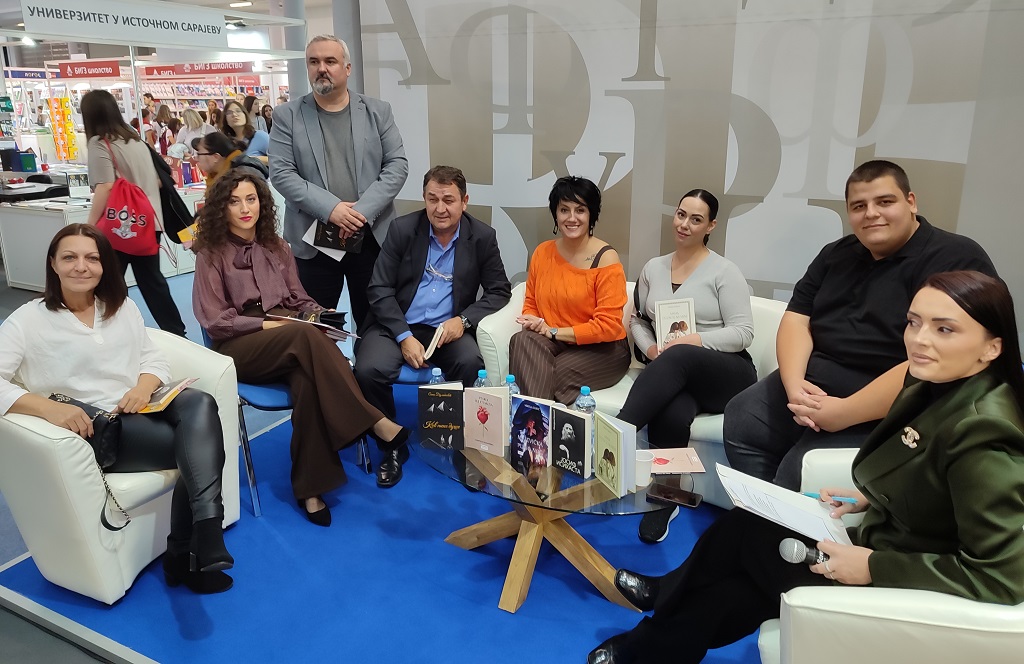 „АСоглас“ Зворник представља своја издања: „Јосиф исихаста“ аутора Милијане Николић Девић, „Мајевичка плава ноћ“ аутора Николе Лукића, „Мама, ослони се на мене’’ аутора Наташе Радовић, „Ружа од стакла“ аутора Андрије Лазаревића и „Ков њене душе” аутора Сање Булатовић, говоре: Дејан Спасојевић, Невена Милосављевић и аутори „АСоглас“ Зворник представља своја издања: „Јосиф исихаста“ аутора Милијане Николић Девић, „Мајевичка плава ноћ“ аутора Николе Лукића, „Мама, ослони се на мене’’ аутора Наташе Радовић, „Ружа од стакла“ аутора Андрије Лазаревића и „Ков њене душе” аутора Сање Булатовић, говоре: Дејан Спасојевић, Невена Милосављевић и аутори