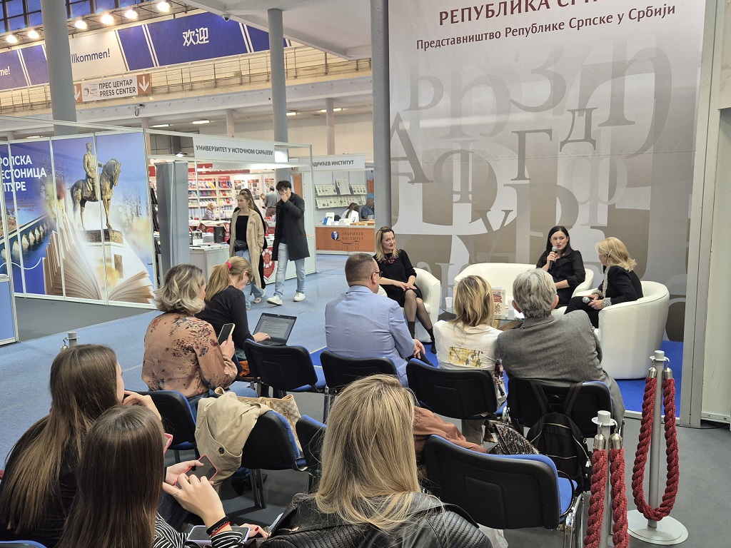 На штанду Представништва Р. Српске Специјална библиотека за слијепа и слабовида лица Р. Срспке представља издање „Идентитет Константина Михаиловића – Јаничари у историји, умјетности и српској књижевности“ На штанду Представништва Р. Српске Специјална библиотека за слијепа и слабовида лица Р. Срспке представља издање „Идентитет Константина Михаиловића – Јаничари у историји, умјетности и српској књижевности“