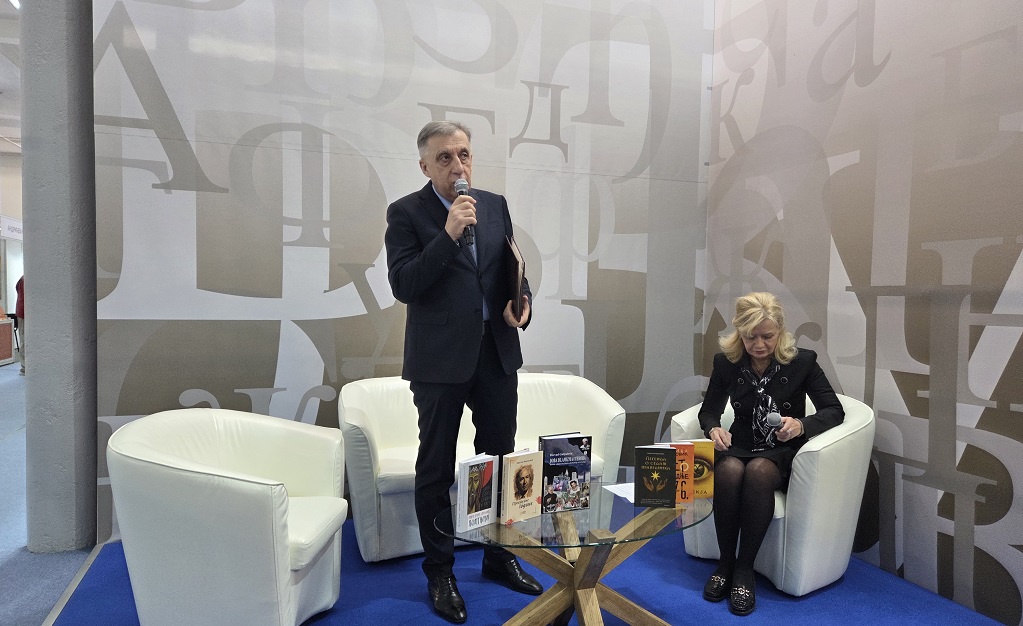 Шеф Представништва Р. Српске у Србији Млађен Цицовић изјавио је да овогодишњи добитник Повеље издавач „Службени гласник“ за књигу Џевада Галијашевића „Доба исламизма и терора – Босна, одскочна даска глобалног тероризма“ Шеф Представништва Р. Српске у Србији Млађен Цицовић изјавио је да овогодишњи добитник Повеље издавач „Службени гласник“ за књигу Џевада Галијашевића „Доба исламизма и терора – Босна, одскочна даска глобалног тероризма“