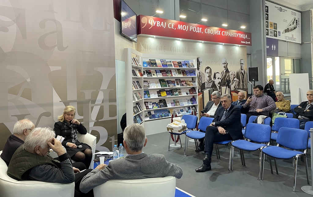 На штанду Представништва Р. Српске на промоцији књиге „Тако ти је име и поријекло“ аутора Рајка М. Срдића На штанду Представништва Р. Српске на промоцији књиге „Тако ти је име и поријекло“ аутора Рајка М. Срдића