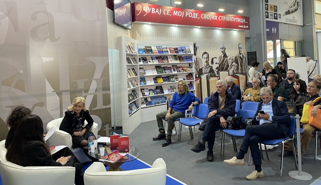 На штанду Представништва Р. Српске на представљању књиге „Најдужа молитва“ аутора Барбаре Новаковић На штанду Представништва Р. Српске на представљању књиге „Најдужа молитва“ аутора Барбаре Новаковић