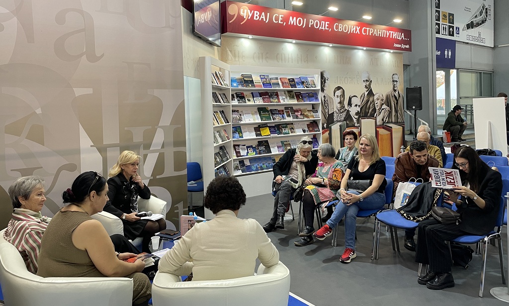 На штанду Представништва Р. Српске СПКД „Просвјета“ Градски одбор Бијељина представља часопис „Српска вила“ бр. 61, и књигу „Kobieti serbskie” (Српкиње) На штанду Представништва Р. Српске СПКД „Просвјета“ Градски одбор Бијељина представља часопис „Српска вила“ бр. 61, и књигу „Kobieti serbskie” (Српкиње)