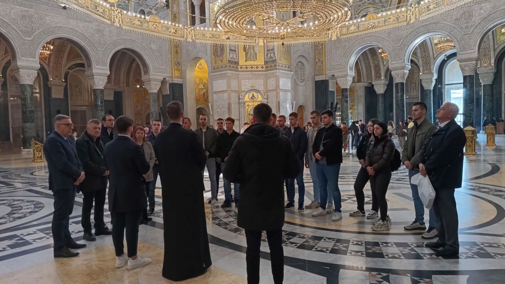 Šef Predstavništva Mlađen Cicović i dekan banjalučkog Fakulteta bezbjednosnih nauka Predrag Ćeranić sa profesorima i studentima u obilasku Hrama Svetog Save Šef Predstavništva Mlađen Cicović i dekan banjalučkog Fakulteta bezbjednosnih nauka Predrag Ćeranić sa profesorima i studentima u obilasku Hrama Svetog Save