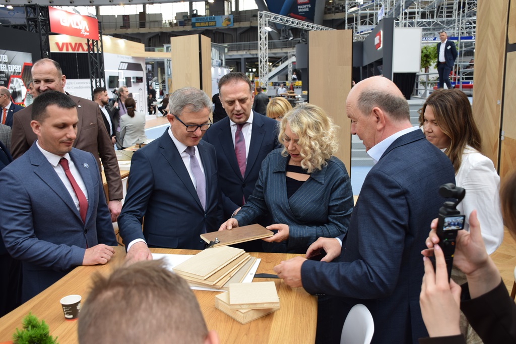 Посјета штанду на сајму грађевинарства Посјета штанду на сајму грађевинарства