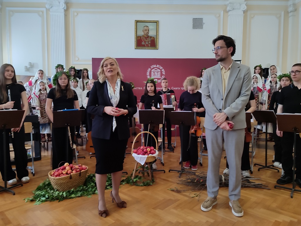Ученици и наставници ОШ „Иво Андрић“ из Бање Луке извели су програм под називом „Традиција као инспирација“ у ОШ „Краљ Петар Први“ у Београду Ученици и наставници ОШ „Иво Андрић“ из Бање Луке извели су програм под називом „Традиција као инспирација“ у ОШ „Краљ Петар Први“ у Београду