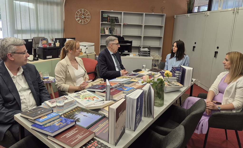 Делегацију Представништва Републике Српске у Србији, коју предводи шеф Представништва Млађен Цицовић, примила је Оливера Стајић, в.д. директор Народне библиотеке у Смедереву Делегацију Представништва Републике Српске у Србији, коју предводи шеф Представништва Млађен Цицовић, примила је Оливера Стајић, в.д. директор Народне библиотеке у Смедереву