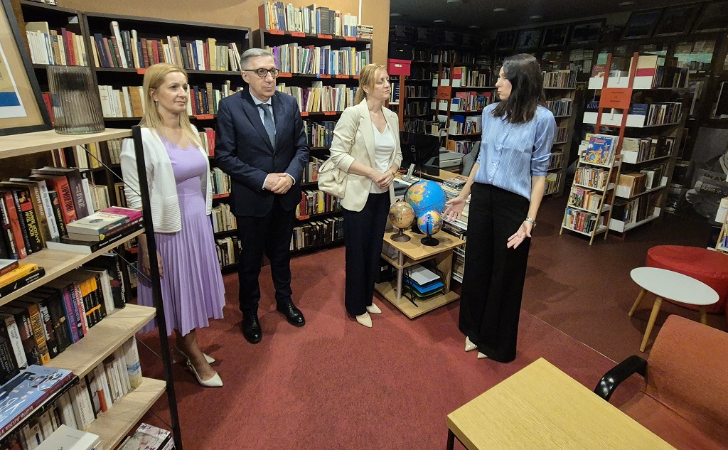 Делегација Представништва Републике Српске у Србији уручила је књиге аутора из Републике Српске, у издању универзитета, Академије наука и умјетности Републике Српске и других институција културе Делегација Представништва Републике Српске у Србији уручила је књиге аутора из Републике Српске, у издању универзитета, Академије наука и умјетности Републике Српске и других институција културе