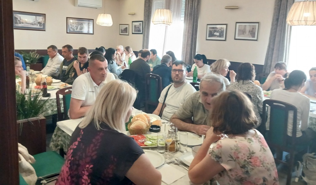 Организацију путовања омогућили су кинеска компанија „Најсенс“, посредством амбасадора БиХ у Кини Синише Берјана, град Источно Сарајево, Хуманитарна организација „Оплемени срце“ и Представништво Републике Српске у Србији Организацију путовања омогућили су кинеска компанија „Најсенс“, посредством амбасадора БиХ у Кини Синише Берјана, град Источно Сарајево, Хуманитарна организација „Оплемени срце“ и Представништво Републике Српске у Србији