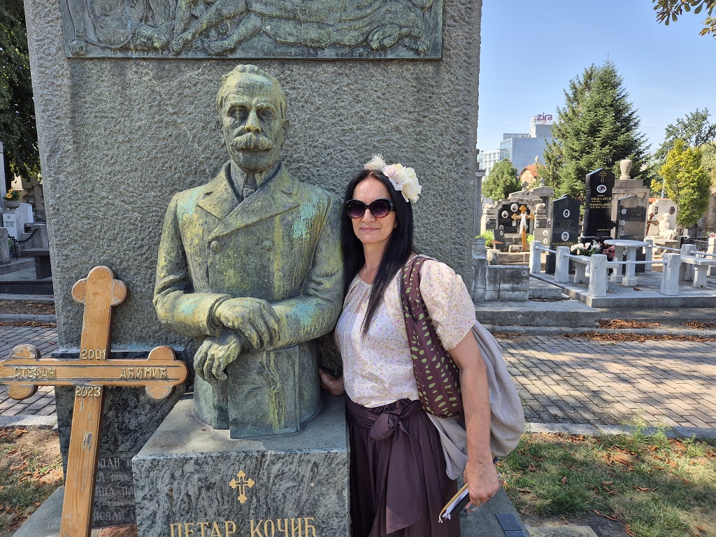Валентина Милачић пјесникиња из Бањалуке, на гробу Петру Кочићу у Алеји великана на Новом гробљу Валентина Милачић пјесникиња из Бањалуке, на гробу Петру Кочићу у Алеји великана на Новом гробљу