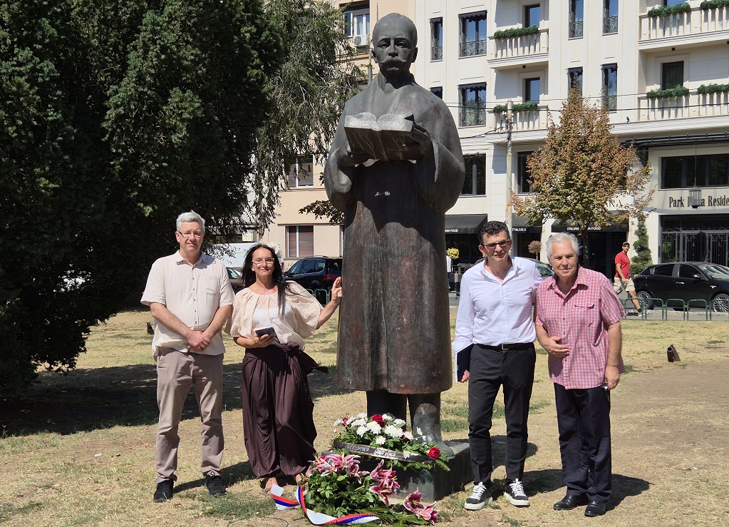 Максимовић, Милачић, Савић и Ценић код споменика Петру Кочићу у Чубурском парку Максимовић, Милачић, Савић и Ценић код споменика Петру Кочићу у Чубурском парку