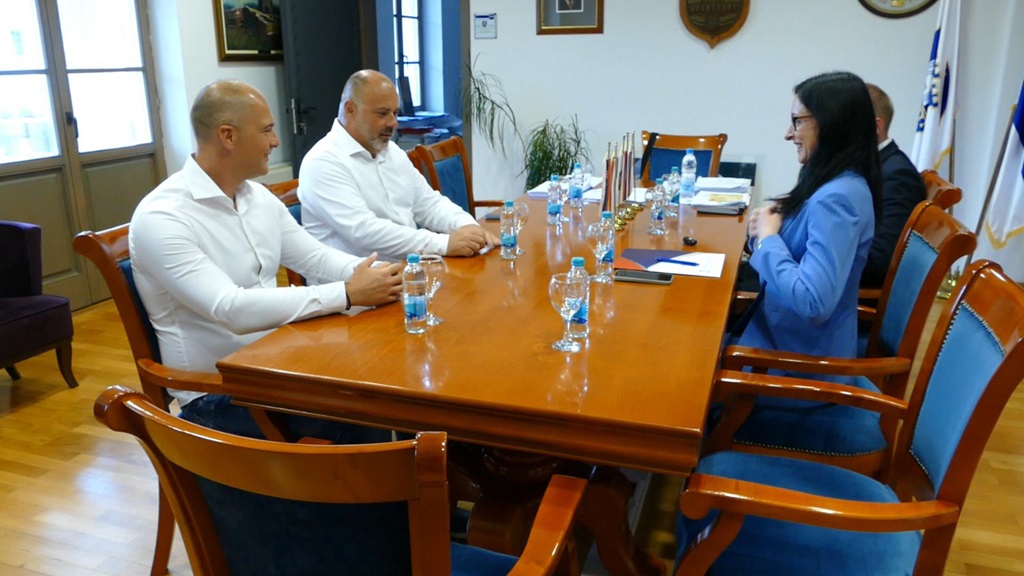 Министар за бригу о породици и демографију Србије Јелена Жарић Ковачевић и начелник општине Вишеград Младен Ђуревић Лицидерско срце у Вишеграду