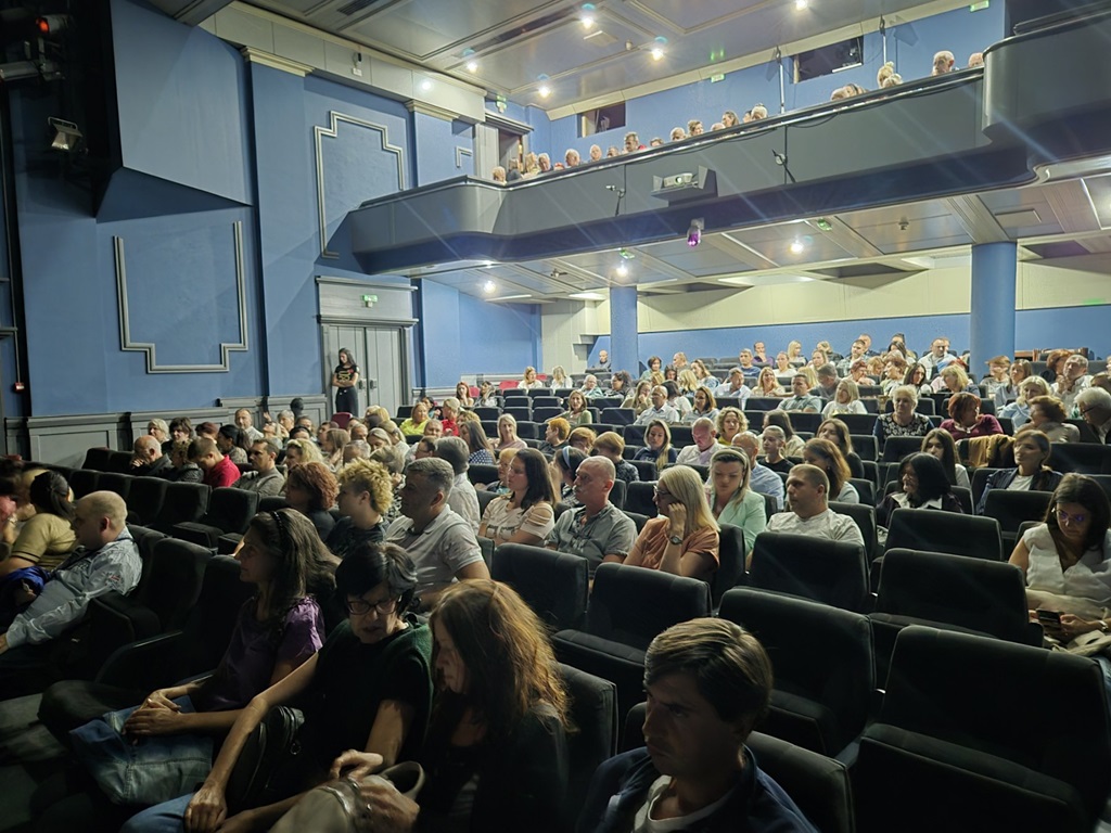 Градско позориште Градишка извело је вечерас у Крушевцу представу „Сирена и Викторија“