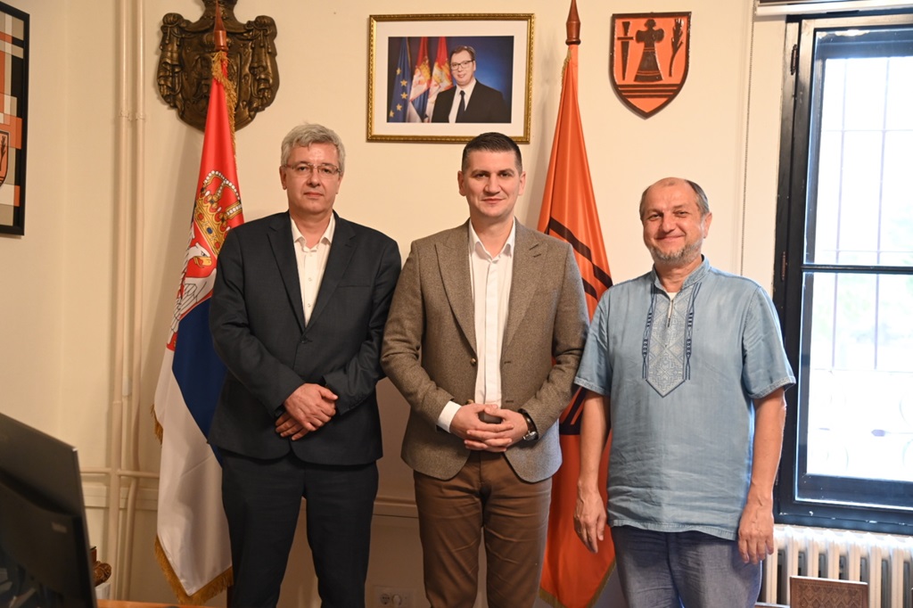 Savjetnik u Predstavništvu R. Srpske u Srbiji Borislav Maksimović, gradonačelnik Požarevca Saša Pavlović i umjetnički rukovodilac „Ive“ Saša Pavlović