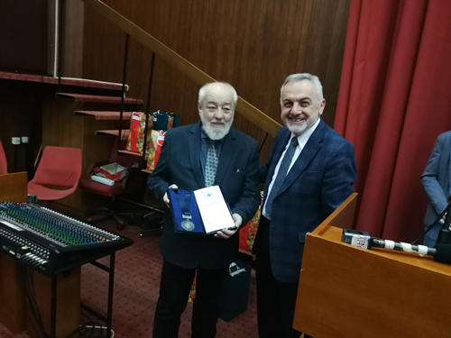 Dr LJubodrag P. Ristić uručuje medalju Društva „Sveti Sava“ književniku Dušku M. Petroviću