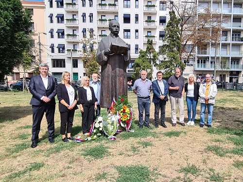 Полагање цвијећа и прислужење свијећа пред спомеником Петру Кочићу у Чубурском парку на Врачару
